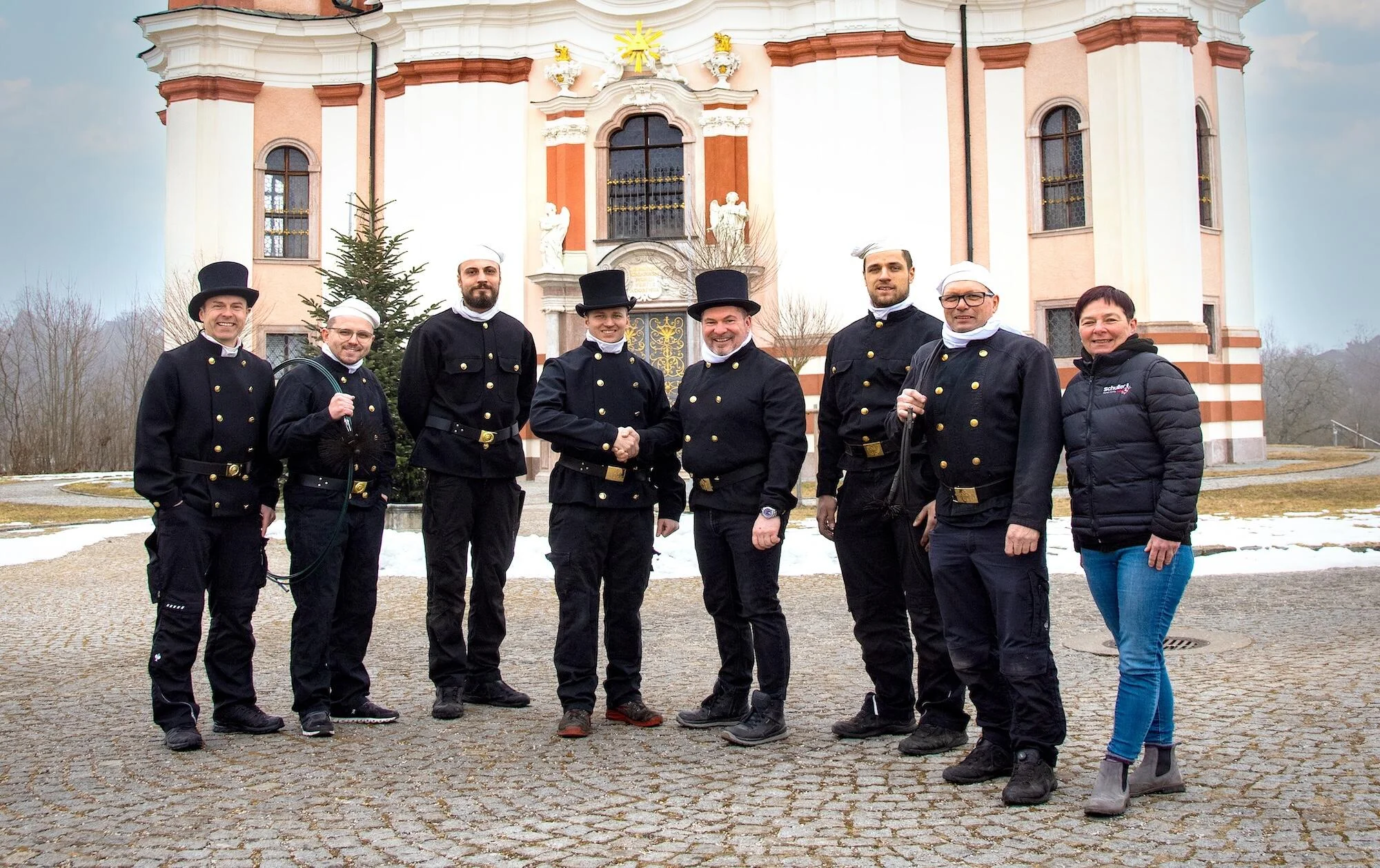 Das Team der Fa. Patrick Schuller e.U. vor der Stadtpfarrkirche Stadl-Paura
